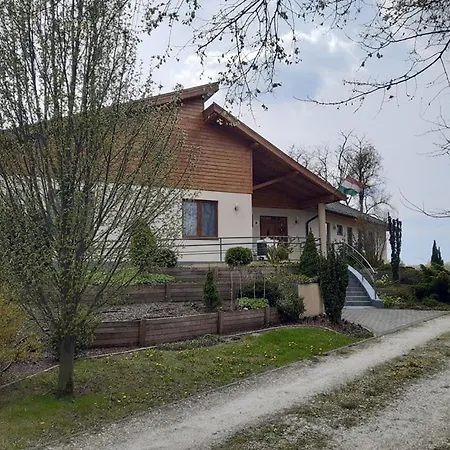 Pagony Berenybenei Vendegfogado Bed & Breakfast Lajosmizse